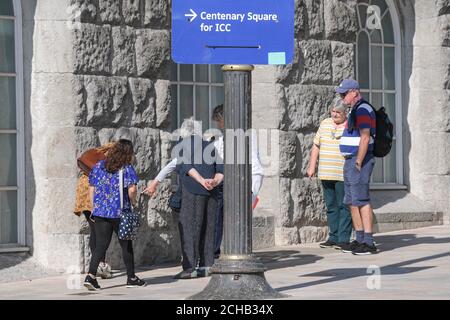 Birmingham West Midlands, 14 settembre 2020. Un gruppo di anziani di 8 persone è stato osservato osservando da vicino la muratura del municipio di Birmingham in Victoria Square lunedì mattina. Il gruppo, nessuno dei quali indossava rivestimenti facciali, violava la "regola del sei” che è stata posta per fermare la nuova ondata di coronavirus nel Regno Unito. Coloro che violano la legge devono ricevere multe fino a 10.000 sterline. Birmingham si sta preparando ad andare in un blocco locale martedì a causa di un picco di casi di coronavirus. La città vieterà alle persone di entrare in altre famiglie a meno che non sia esente. Credito: Foto Stock