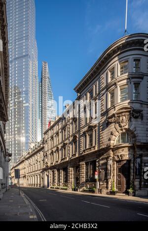 Vista obliqua e parzialmente oscurata dell'elevazione occidentale da Threadneedle Street, con il sole completamente su 22 Bishopsgate. Il sidl Leadenhall Building Foto Stock