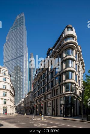 Vista dell'elevazione occidentale dall'incrocio di Old Broad Street e Threadneedle Street, con il sole completamente su 22 Bishopsgate. il leadenhall Building pe Foto Stock