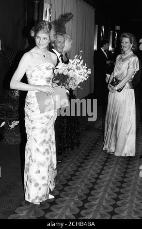 La principessa del Galles indossa un abito estivo off-the-shoulder all'Empire, Leicester Square, Londra, dove, con il principe Carlo, stava partecipando alla premiere benefica di 'Crocodile' Dundee II. Sullo sfondo sono l'attore australiano Paul Hogan e Linda Kozlowski, entrambi protagonisti del film. Foto Stock