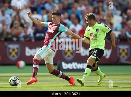 West Ham United's Sam Byram (a sinistra) e AFC Bournemouth's Ryan Fraser battaglia per la palla Foto Stock