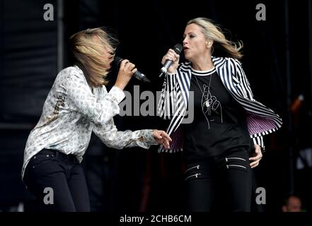 Nicole Appleton (a destra) e Melanie Blatt (a sinistra) si esibiscono sul Virgin Media Stage durante il V Festival presso l'Hylands Park di Chelmsford, Essex. Foto Stock