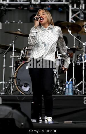 Tutti i Santi" Melanie Blatt esegue sul supporto vergine stadio durante il V Festival a Hylands Park a Chelmsford Essex. Foto Stock