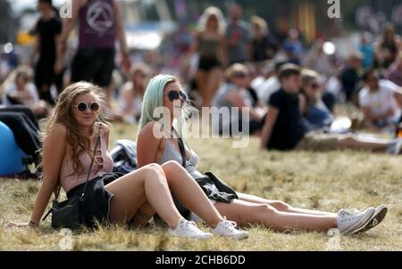 I frequentatori del festival durante il V Festival a Hylands Park a Chelmsford Essex. Foto Stock