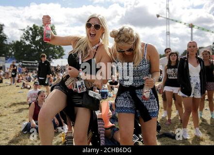 I frequentatori del festival durante il V Festival a Hylands Park a Chelmsford Essex. Foto Stock