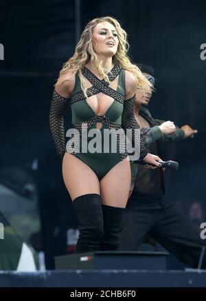 Perrie Edwards dal mix poco performanti a Virgin Media stadio durante il V Festival a Hylands Park a Chelmsford Essex. Foto Stock