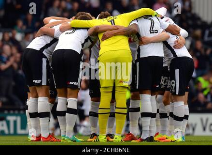 I giocatori della contea di Derby formano un huddle Foto Stock