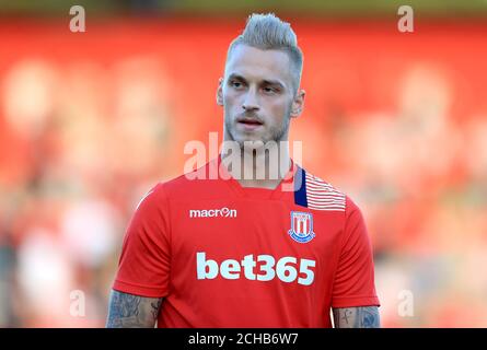 Stoke City's Marko Arnautovic durante il riscaldamento prima della EFL Cup, seconda partita al Lamex Stadium, Stevenage. PREMERE ASSOCIAZIONE foto. Data immagine: Martedì 23 agosto 2016. Vedi la storia di PA SOCCER Stevenage. Il credito fotografico dovrebbe essere: Tim Goode/PA Wire. RESTRIZIONI: Nessun utilizzo con audio, video, dati, elenchi di apparecchi, logo di club/campionato o servizi "live" non autorizzati. L'uso in-match online è limitato a 75 immagini, senza emulazione video. Nessun utilizzo nelle scommesse, nei giochi o nelle pubblicazioni di singoli club/campionati/giocatori. Foto Stock