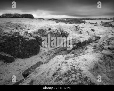 Un'immagine a infrarossi in bianco e nero del vecchio paesaggio delle miniere di piombo a Ubley Warren nelle colline di Mendip vicino a Charterhouse, Somerset, Inghilterra. Foto Stock