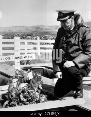 Un quadro del Ministero della Difesa pubblicato a Londra, che mostra il CDR Tim Jones, RN, inginocchiato al graveside di suo fratello Lt col 'H' Jones VC, che era tra i 14 uomini uccisi nei combattimenti delle Falklands. Sarà sepolto al Blue Beach Military Cemetery di Port San Carlos. Foto Stock