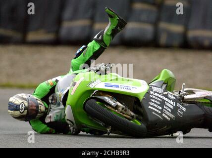 Il pilota Kawasaki John McGuinness si schianta durante il British Superbike Championship al Knockhill Race Circuit, Fife, Scozia. Foto Stock