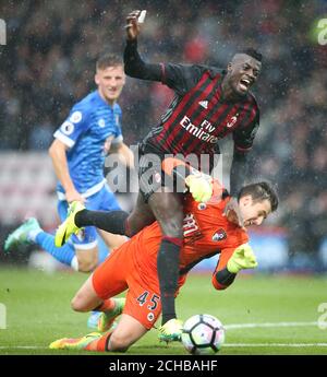 Jordan Holmes di Bournmouth porta giù Mbaye Niang dell'AC Milan durante la partita amichevole al Vitality Stadium, Bournemouth. Foto Stock