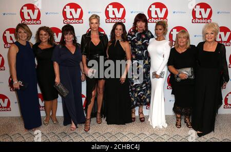 (Da sinistra a destra) Kaye Adams, Julia Sawalha, Coleen Nolan, Penny Lancaster, Andrea McLean, Janet Steet Porter, Katie Price, Linda Robson e Sherrie Hewson arriva per la TV Choice Awards 2016 tenutosi presso il Dorchester Hotel di Park Lane a Londra. Stampa foto di associazione. Picture Data: lunedì 5 settembre 2016. Vedere PA storia SHOWBIZ TVChoice. Foto di credito dovrebbe leggere: Daniel Leal-Olivas/PA FILO Foto Stock