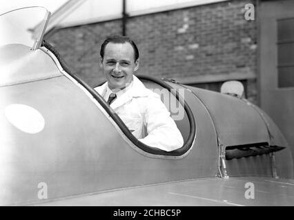 Preparato per un nuovo tentativo di record mondiale di velocità in acqua, il motoscafo Blue Bird di Sir Malcolm Campbell è ora pronto a lasciare New Malden, Surrey, su un rimorchio appositamente costruito per un viaggio su strada verso il lago Coniston. Donald Campbell, figlio di Malcolm, di 27 anni, sta portando il motoscafo al lago per le prove, con l'obiettivo di tentare un nuovo record mondiale. Il record attuale di 141,7 mph come fatto da Sir Malcolm Campbell sul lago di Coniston nell'agosto 1939. Foto Stock