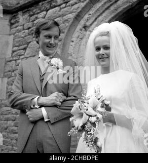 Una sposa al sole a Wantage, Berkshire, fu Miss CANDIDA BETJEMAN, vista lasciare la chiesa parrocchiale con il suo sposo, RUPERT LYCETT GREEN, dopo la cerimonia nuziale. La sposa è la figlia di 20 anni di John Betjeman, il poeta e autore, e sua moglie, l'on. Penelope Betjeman, che vivono a Wantage. Il sig. Lycett Green è il figlio di 24 anni del defunto comandante D.C. Lycett Green e Lady Grimthorpe dello Yorkshire. Foto Stock