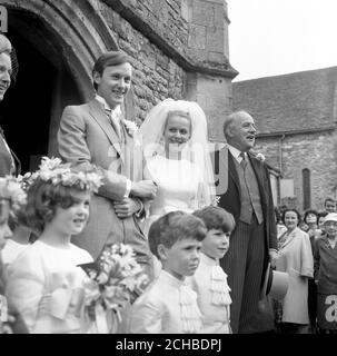 Il poeta e autore JOHN BETJEMAN è raffigurato con la sua figlia CANDIDA di 20 anni e il suo sposo, RUPERT LYCETT GREEN, dopo il loro matrimonio alla chiesa parrocchiale di Wantage, Berkshire. Foto Stock