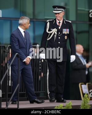 Sindaco di Londra Sadiq Khan (a sinistra) con il commissario per il MPS Sir Bernard Hogan-Howe durante la prima parata di passaggio del Metropolitan Police Service sui terreni risviluppati del Peel Center di Hendon, a nord di Londra. PREMERE ASSOCIAZIONE foto. Data immagine: Venerdì 9 settembre 2016. Il credito fotografico dovrebbe essere: Filo Yui Mok/PA Foto Stock