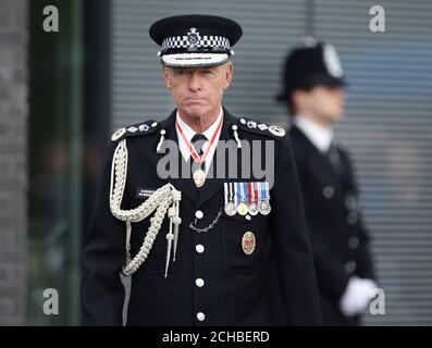 Il commissario per l'MPS, Sir Bernard Hogan-Howe, durante la prima parata di passaggio del Metropolitan Police Service sui terreni ristrutturati del Peel Center di Hendon, a nord di Londra. PREMERE ASSOCIAZIONE foto. Data immagine: Venerdì 9 settembre 2016. Il credito fotografico dovrebbe essere: Filo Yui Mok/PA Foto Stock