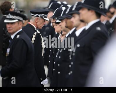 Il commissario per l'MPS Sir Bernard Hogan-Howe (centro) ispeziona le nuove reclute durante la prima parata di passaggio del Metropolitan Police Service sui terreni rinnovati del Peel Center di Hendon, a nord di Londra. PREMERE ASSOCIAZIONE foto. Data immagine: Venerdì 9 settembre 2016. Il credito fotografico dovrebbe essere: Filo Yui Mok/PA Foto Stock