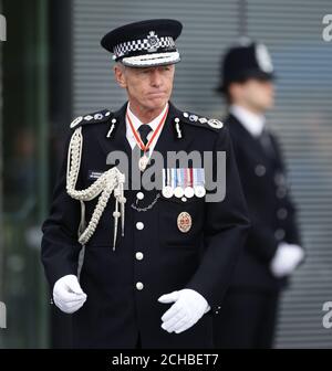 Il commissario per l'MPS, Sir Bernard Hogan-Howe, durante la prima parata di passaggio del Metropolitan Police Service sui terreni ristrutturati del Peel Center di Hendon, a nord di Londra. PREMERE ASSOCIAZIONE foto. Data immagine: Venerdì 9 settembre 2016. Il credito fotografico dovrebbe essere: Filo Yui Mok/PA Foto Stock