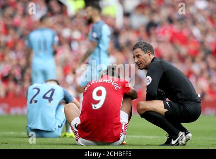 L'arbitro Mark Clattenburg (a destra) si accovacciano per controllare lo Zlatan Ibrahimovic del Manchester United durante la partita della Premier League a Old Trafford, Manchester. PREMERE ASSOCIAZIONE foto. Data immagine: Sabato 10 settembre 2016. Vedi PA storia CALCIO uomo Utd. Il credito fotografico dovrebbe essere: Martin Rickett/PA Wire. RESTRIZIONI: Solo per uso editoriale. Massimo 45 immagini durante un confronto. Nessuna emulazione video o promozione come "live". Nessun utilizzo in giochi, concorsi, merchandising, scommesse o servizi di club/giocatore singolo. Nessun utilizzo con audio, video, dati, partite o logo di club/campionato non ufficiali. Foto Stock