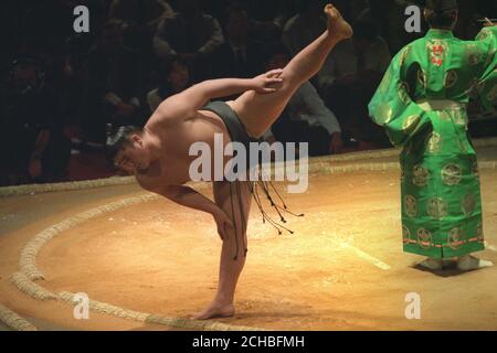 Un lottatore di sumo giapponese si presenta alla Royal Albert Hall di Londra, prima dell'inizio del primo torneo ufficiale di sumo mai tenuto fuori dal Giappone. Foto Stock