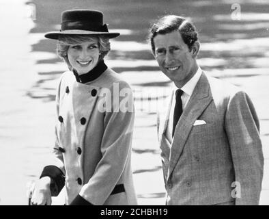 Il Principe e la Principessa del Galles lasciano Harbour Grace, Terranova in un varo che li riporta al Royal Yacht Britannia. Stavano lasciando Terranova per prepararsi alle fasi finali del loro tour canadese con visite all'Isola del Principe Edoardo e all'Alberta. Foto Stock