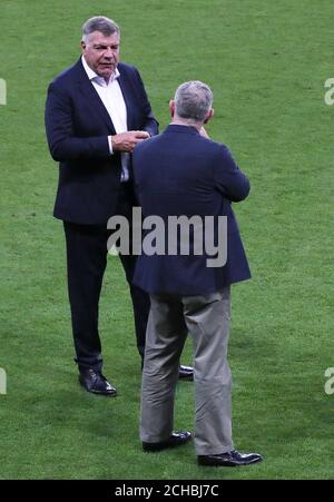 Il manager inglese Sam Allardyce con il presidente fa Greg Clarke (davanti) Foto Stock