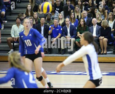 Il Duca e la Duchessa di Cambridge guardano una dimostrazione di pallavolo femminile durante una visita all'Università della Columbia Britannica Okanagan a Kelowna il quarto giorno della loro visita in Canada. Foto Stock