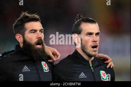 Joe Ledley del Galles (a sinistra) Gareth Bale Foto Stock