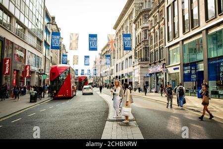 Londra - Settembre 2020: La gente che acquista su Oxford Street nel West End. UN punto di riferimento di Londra famoso in tutto il mondo e una destinazione al dettaglio Foto Stock