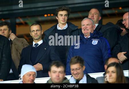 Greg Clarke, presidente dell'Associazione calcistica (centro) e Aleksander, presidente dell'UEFA Ceferin (a sinistra) negli stand Foto Stock