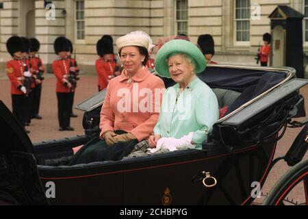 La Regina Madre, accompagnata dalla Principessa Margaret, lascia Buckingham Palace per la cerimonia di Trooping of the Color. Foto Stock
