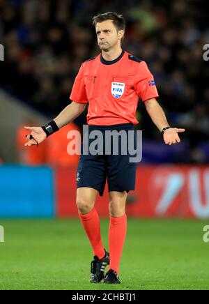 L'arbitro Nicola Rizzoli fa gesti durante la partita della UEFA Champions League al King Power Stadium di Leicester. PREMERE ASSOCIAZIONE foto. Data immagine: Martedì 18 ottobre 2016. Vedi PA storia CALCIO Leicester. Il credito fotografico dovrebbe essere: Mike Egerton/PA Wire Foto Stock