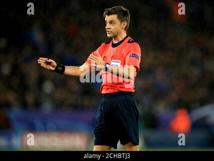 L'arbitro Nicola Rizzoli fa gesti durante la partita della UEFA Champions League al King Power Stadium di Leicester. PREMERE ASSOCIAZIONE foto. Data immagine: Martedì 18 ottobre 2016. Vedi PA storia CALCIO Leicester. Il credito fotografico dovrebbe essere: Mike Egerton/PA Wire Foto Stock