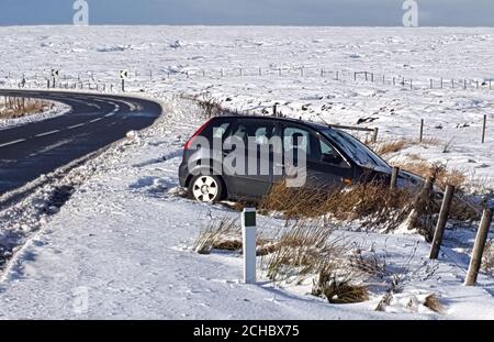 La neve si deposita lungo la cima del Passo dello Snake, sulla A57, nel Peak District, Derbyshire. Foto Stock