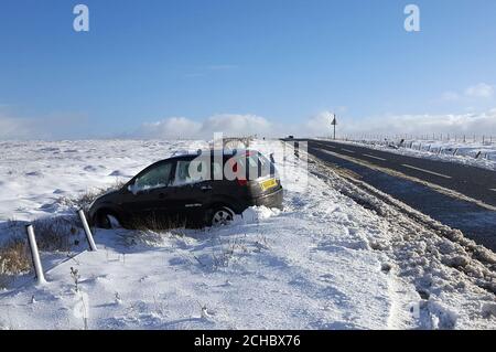 La neve si deposita lungo la cima del Passo dello Snake, sulla A57, nel Peak District, Derbyshire. Foto Stock