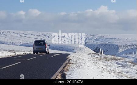 La neve si deposita lungo la cima del Passo dello Snake, sulla A57, nel Peak District, Derbyshire. Foto Stock