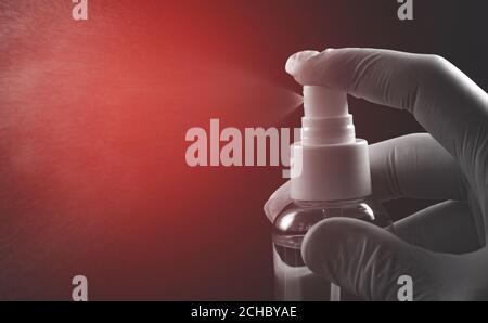 Guanto con spray disinfettante. Prevenzione di Covid-19. Foto Stock