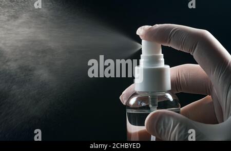 Guanto con spray disinfettante. Prevenzione di Covid-19. Foto Stock