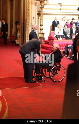 Sir Roger Banister di Oxford è stato reso compagno d'onore dal Duca di Cambridge a Buckingham Palace. Foto Stock