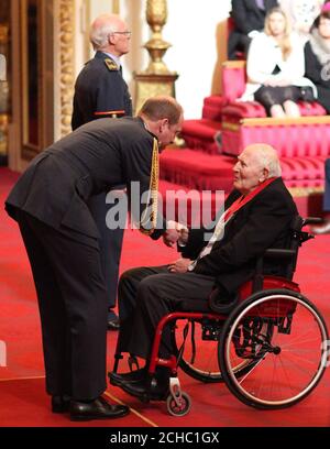 Sir Roger Banister di Oxford è stato reso compagno d'onore dal Duca di Cambridge a Buckingham Palace. Foto Stock