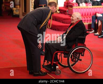 Sir Roger Banister di Oxford è stato reso compagno d'onore dal Duca di Cambridge a Buckingham Palace. Foto Stock