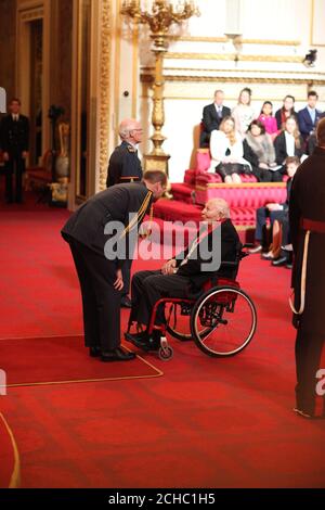 Sir Roger Banister di Oxford è stato reso compagno d'onore dal Duca di Cambridge a Buckingham Palace. Foto Stock