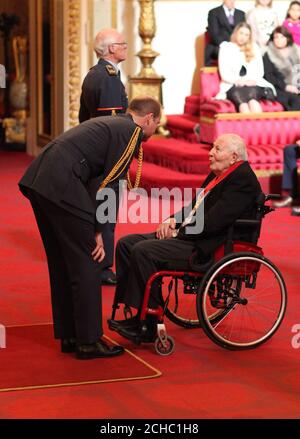 Sir Roger Banister di Oxford è stato reso compagno d'onore dal Duca di Cambridge a Buckingham Palace. Foto Stock