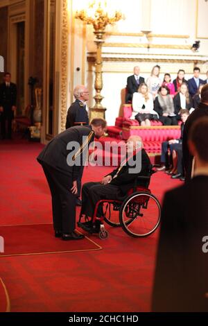 Sir Roger Banister di Oxford è stato reso compagno d'onore dal Duca di Cambridge a Buckingham Palace. Foto Stock