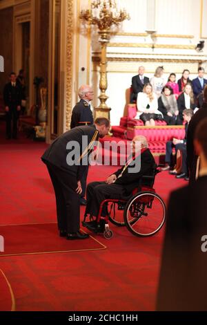 Sir Roger Banister di Oxford è stato reso compagno d'onore dal Duca di Cambridge a Buckingham Palace. Foto Stock