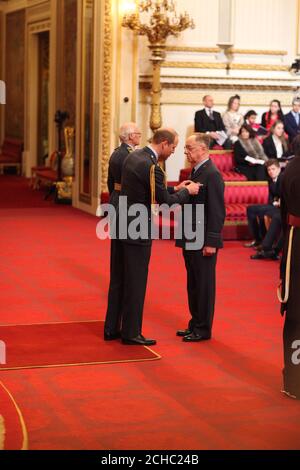 Timothy Crichton, il leader dello Squadron, Royal Air Force Volonteer Reserve (addestramento), è fatto un MBE (membro dell'Ordine dell'Impero britannico) dal duca di Cambridge a Buckingham Palace. Foto Stock