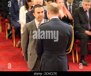 Andrew Lewis di Lydney è fatto un MBE (membro dell'Ordine dell'Impero britannico) dal duca di Cambridge a Buckingham Palace. Foto Stock