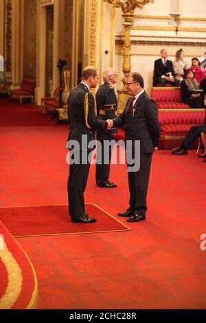 Paul Seaby di Caterham è fatto un MBE (membro dell'Ordine dell'Impero britannico) dal duca di Cambridge a Buckingham Palace. Foto Stock